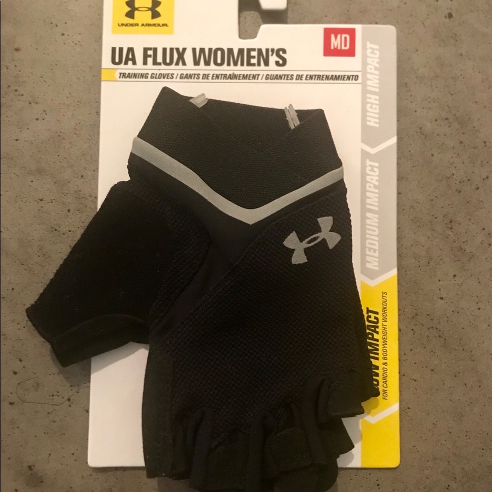 SOLD Women’s under armour training gloves NWT